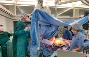 Γέμιζε ελίες καθώς της αφαιρούσαν όγκο από τον εγκέφαλο