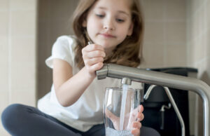 Κανόνες για καλύτερο νερό βρύσης και λιγότερα πλαστικά ενέκρινε το Κοινοβούλιο