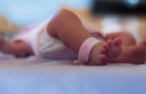 Σπάνια επέμβαση: Αγέννητο μωρό χειρουργήθηκε και επανατοποθετήθηκε στη μήτρα