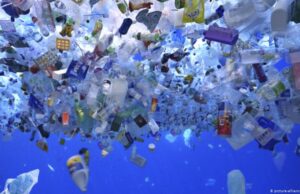 WWF: Πέντε γραμμάρια πλαστικό καταπίνει κάθε εβδομάδα ο μέσος άνθρωπος