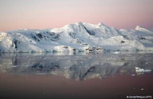 Ένα τεράστιο παγόβουνο, στο μέγεθος του Παρισιού, αποσπάστηκε από την Ανταρκτική