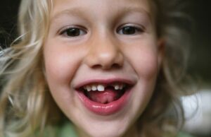 Γιατί οι γονείς δεν πρέπει να πετάνε τα παιδικά δόντια