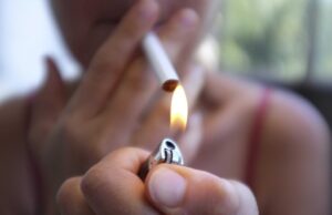 Οσα περισσότερα τσιγάρα καπνίζει κανείς, τόσο αυξάνουν οι θερμίδες που καταναλώνει