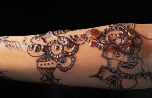 Ένα τατουάζ χένας πάνω στο χέρι μιας γυναίκας που υπέστη αλλεργική αντίδραση στη βαφή