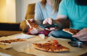 Το φαγητό συχνά το βράδυ αυξάνει την πιθανότητα κατάθλιψης και άγχους