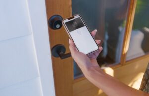 Το iPhone σε ρόλο… κλειδιού για την κλειδαριά της Apple (βίντεο)