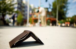 Χάσατε το πορτοφόλι σας; Όσα πιο πολλά λεφτά είχατε τόσες περισσότερες οι πιθανότητες να το βρείτε