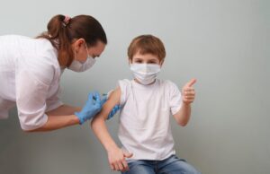 «Απόλυτα επιβεβλημένος ο εμβολιασμός παιδιών» λέει η Παιδιατρική Εταιρεία για την εποχιακή γρίπη