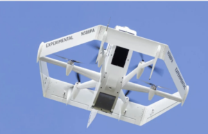 H Amazon παρουσίασε drone που θα κάνει ντελίβερι στα σπίτια τις παραγγελίες των πελατών της (βίντεο)