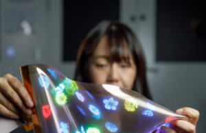 Πρώτη οθόνη που τεντώνεται και μεγαλώνει το μέγεθος της (βίντεο)