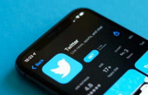 Η Apple απειλεί με έξωση το Twitter από το App Store καταγγέλλει ο Ελον Μασκ