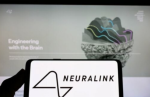 Η Neuralink του Ελον Μασκ ξεκινά δοκιμές εμφυτεύματος σε ανθρώπους (βίντεο)