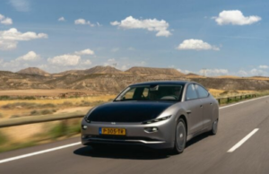 Το πρώτο ηλιακό αυτοκίνητο βγαίνει στους δρόμους (βίντεο)