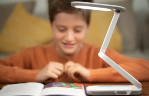 CES 2023: Λάμπα η οποία βοηθά δυσλεκτικούς να διαβάσουν