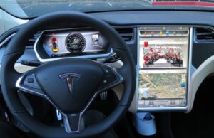 Tesla: Σε δίκη αμερικανός οδηγός που χρησιμοποιούσε τον αυτόματο πιλότο όταν προκάλεσε δυστύχημα
