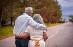 Γιατί πολλοί άνθρωποι γερνούν «ξαφνικά» μόλις φτάσουν τα εβδομήντα; Υπάρχει μια θεωρία