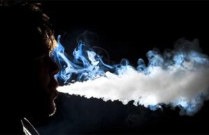 Το κάπνισμα και το άτμισμα αυξάνει τον κίνδυνο για Covid-19