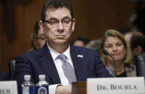 Γνωρίστε τον CEO της Pfizer που υπόσχεται πως θα γράψει ιστορία με το εμβόλιο κατά του COVID-19