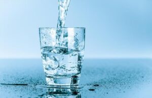 ΠΟΥ: Χαμηλή η επικινδυνότητα των μικροπλαστικών στο πόσιμο νερό