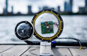 ΗΠΑ: Το ΜΙΤ δημιούργησε την πρώτη ασύρματη υποθαλάσσια κάμερα που παίρνει ενέργεια από ηχητικά κύματα μέσα στο νερό