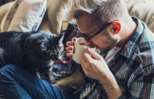 Όσοι πίνουν καφέ κινδυνεύουν λιγότερο από πρόωρο θάνατο