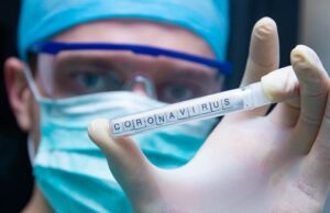 Κορωνοϊός: Γιατί η Ελλάδα επιμένει στην φυσική απόσταση και όχι στα μαζικά τεστ