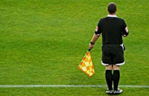 Η FIFA σκέφτεται να εισάγει τα… ρομπότ αντί βοηθών διαιτητών