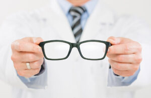 Μικρότερος ο κίνδυνος Covid-19 για όσους φορούν γυαλιά