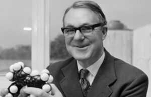 Σαν σήμερα, γεννιέται ο Sir John Cornforth: κωφός, ιδιοφυής και νομπελίστας