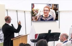 Νεκρή γυναίκα “μίλησε” στην κηδεία της και “απάντησε” σε ερωτήσεις των (έκπληκτων) τεθλιμμένων συγγενών!