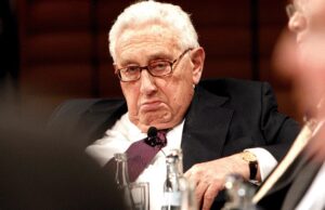 Ο Κίσινγκερ προειδοποιεί (στα 95 του!) ότι η ανθρωπότητα είναι απροετοίμαστη για την τεχνητή νοημοσύνη