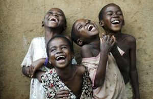 Η επιδημία του γέλιου στην Τανζανία που οδήγησε στο κλείσιμο 14 σχολείων