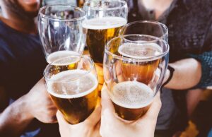 Παγκόσμια Ημέρα Μπύρας: Ποιοι πίνουν περισσότερη (Infograph)