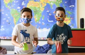 ΠΟΥ: Παιδιά από 12 ετών και άνω πρέπει να φορούν μάσκα