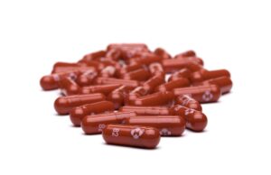 Έρευνα: Η αντιιική θεραπεία Lagevrio μειώνει τη θνητότητα