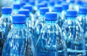 Μικροσκοπικά κομματάκια πλαστικού περιέχουν τα περισσότερα εμφιαλωμένα νερά