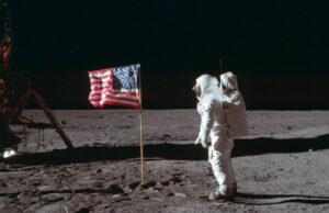 Apollo 11: Αυτή είναι η πρώτη διαστημική selfie – Ζαλίζει η αξία της