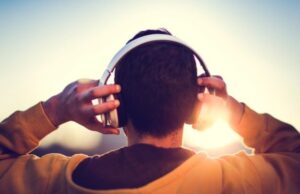 Μια καθημερινή συνήθεια που απειλεί την ακοή των νέων