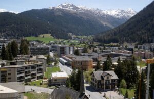 Οι γυμνές πλαγιές του Νταβός δείχνουν στην ελίτ τι πρέπει να γνωρίζει