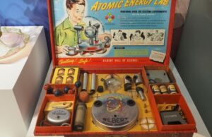 Το πιο επικίνδυνο παιχνίδι: Όταν τα παιδιά μπορούσαν να παίξουν με… ραδιενέργεια (Βίντεο)