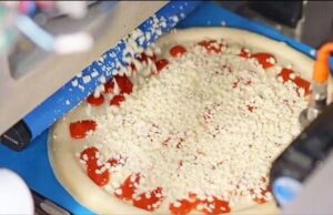 Ρομπότ φτιάχνει και ψήνει πίτσες σε πέντε λεπτά (βίντεο)