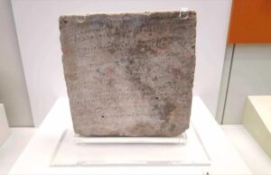 Η πήλινη πλάκα με τους στίχους της Οδύσσειας εκτέθηκε στο Μουσείο Ολυμπίας