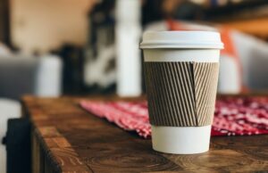 «Τρισεκατομμύρια σωματίδια πλαστικού» σε κάθε ποτήρι μίας χρήσης