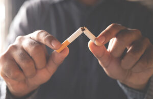 Μικρότερος κίνδυνος πρόωρου θανάτου για όσους κόβουν το κάπνισμα έως τα 35