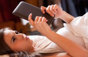 Δεν συνδυάζονται ύπνος και Social Media