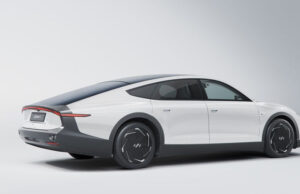 Αυτό είναι το ηλιακό αυτοκίνητο που μπορεί να κινείται για μήνες χωρίς φόρτιση (Βίντεο)