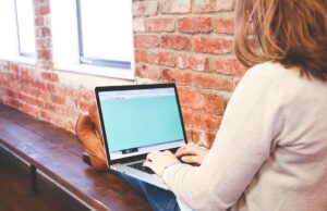 Όσο πιο κολλημένοι με το κινητό και τον υπολογιστή τους είναι οι έφηβοι, τόσο πιο δυστυχισμένοι