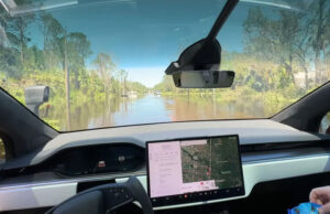 Tesla Model X: Κινείται ως βάρκα κατά τη διάρκεια του τυφώνα Ian (ΒΙΝΤΕΟ)