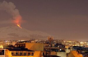 Το ηφαίστειο της Αίτνας οδεύει αργά αλλά σταθερά προς τη θάλασσα