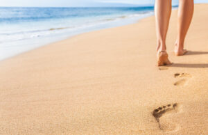 Τι παθαίνει το δέρμα όταν περπατάμε ξυπόλητοι στην άμμο